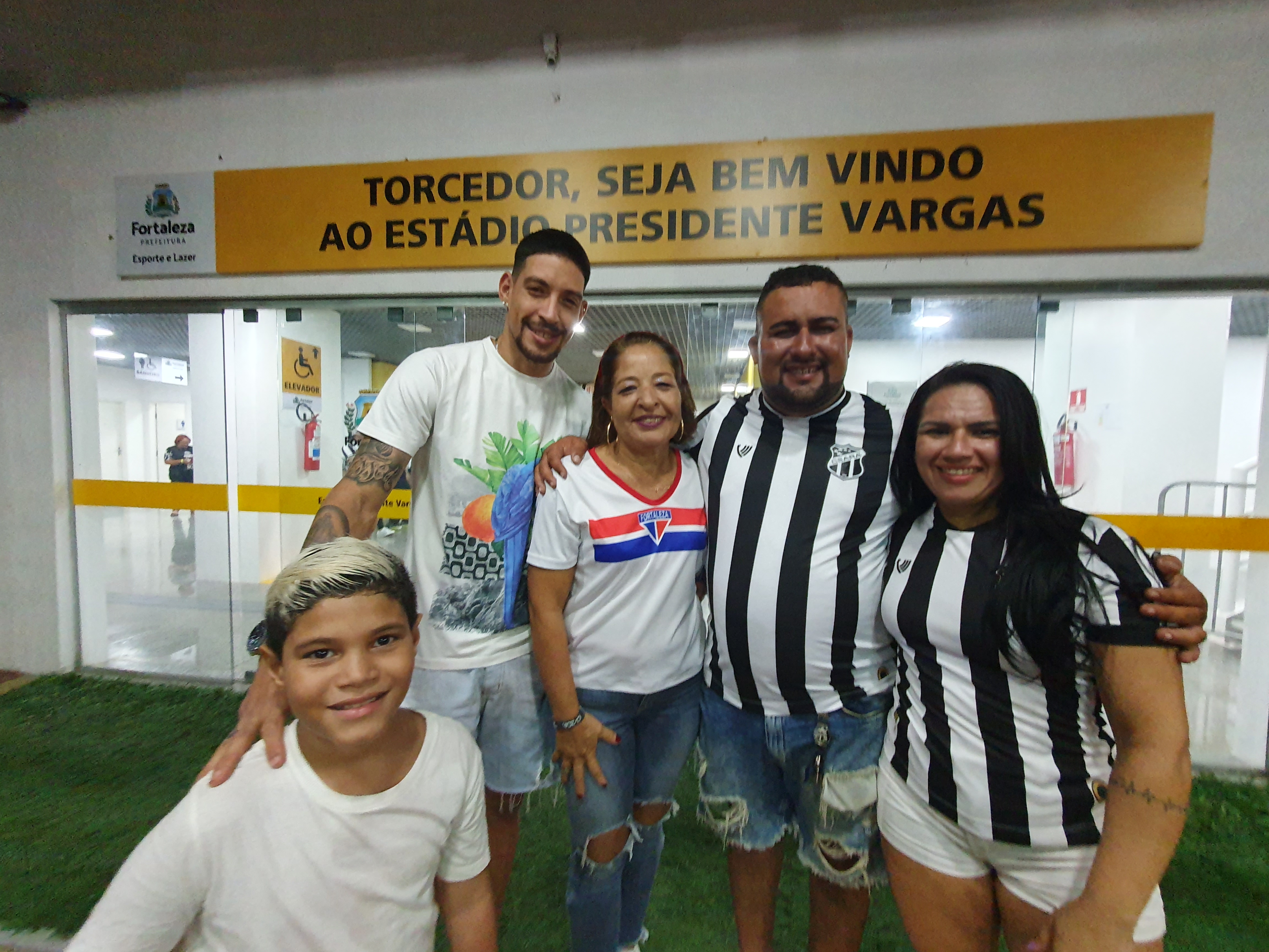 grupo de pessoas posa para a foto